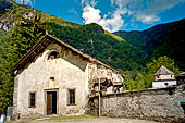 Val Sesia, la chiesa del cimitero di Campertogno